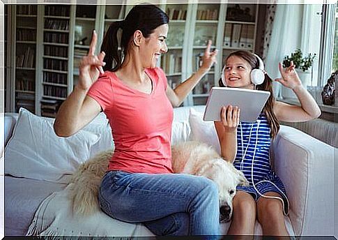 mother strengthens the relationship with the daughter through dance