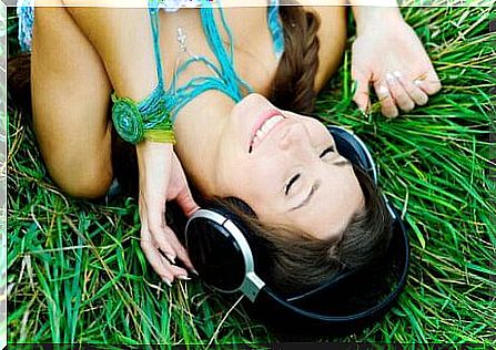 A woman who listens to music