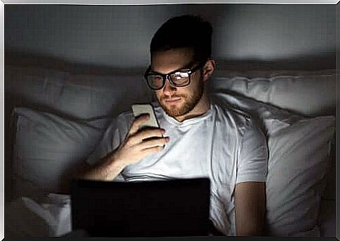 There is a deep link between electronic devices and sleep changes.