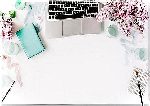 table-decorated-with-flowers