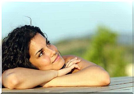 A happy woman with curly hair.