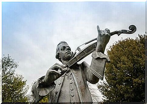 A statue of Wolfgang Amadeus Mozart playing the violin.