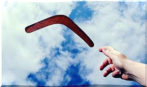 Hand throws boomerang